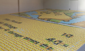 La mosaïque fait 10 mètres par 7 et est composée de 12937 cartes du TCG Pokémon.