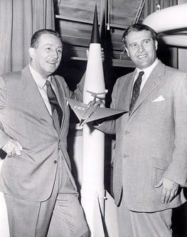 Walt Disney, pose pour le programme spatial de la NASA