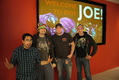 Joe accompagné des Rioteurs tel que David Phreak Turley dans les studios de Santa Monica