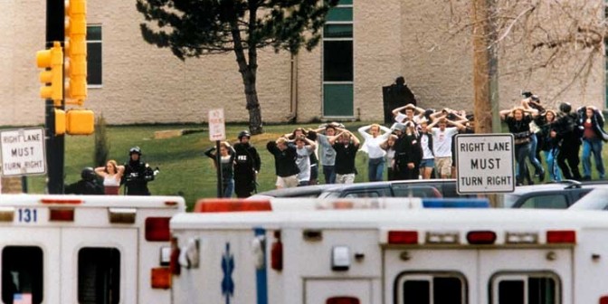 Sortie des élèves après la tuerie de Columbine