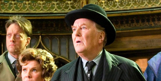 Dans Harry Potter, de 1990 à 1996, c'est Cornelius Fudge le Ministre de la Magie - Hogwarts Legacy : L'Héritage de Poudlard