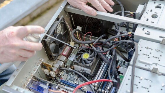 'Il m'a dit que je ne pouvais pas construire un PC', elle ridiculise son petit ami en assemblant 12 ordinateurs alors qu'il n'y croyait pas