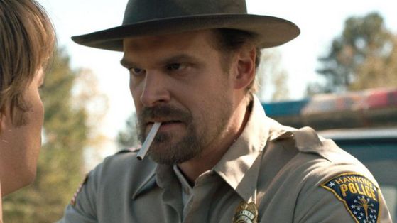 David Harbour dans Stranger Things - Millenium