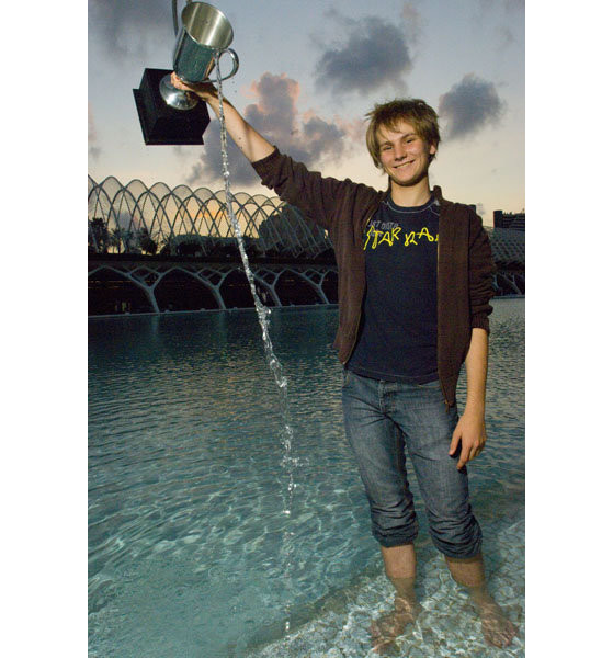 Remi Fortier et son trophée gagné lors du Pro Tour Valencia 2007. - Magic Arena