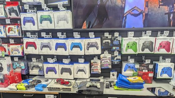 Il prend la décision d'échanger 8 consoles ainsi que de nombreux jeux pour s'offrir la console portable de ses rêves !