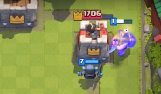 Le mineur a été placé au préalable pour tanker la tour et permettre au Mini-Pekka d'infliger beaucoup de dégâts - Clash Royale