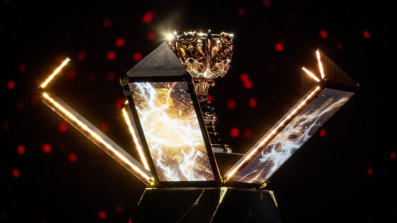 La Summoner's Cup, empaquetée par Louis Vuitton sur la scène de l'AccorHotels Arena, à Paris, lors de la finale des Worlds 2019. - Millenium
