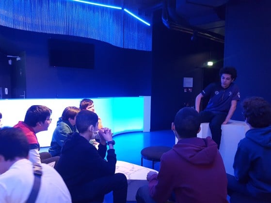 We Are Esport organise des rencontres entre les jeunes et les joueurs de ViV, comme ici avec Hiro (Photo : We Are Esport) - League of Legends