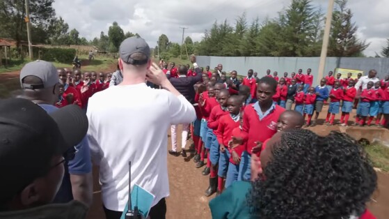 Le 'YouTubeur du siècle' dépense des milliers de dollars pour changer la vie de nombreuses personnes en Afrique