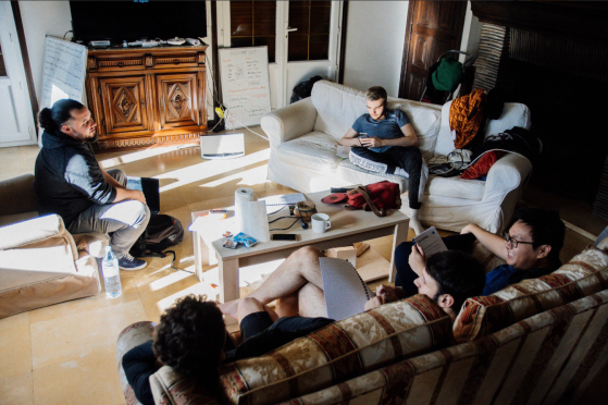 Cihow (à gauche), en pleine session avec les joueurs dans la gaming house de la ROG School. - League of Legends