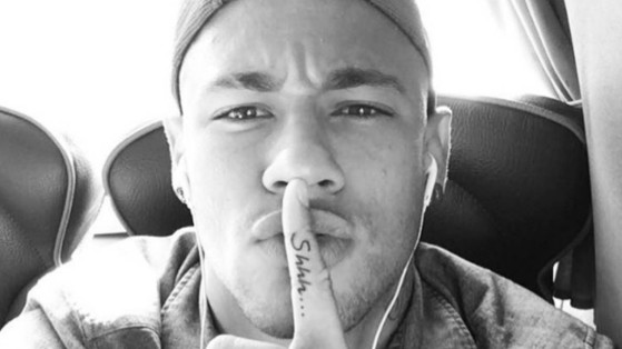 Neymar s'est fait tatoué son célèbre 'shhh...' sur le doigt. - Fortnite : Battle royale