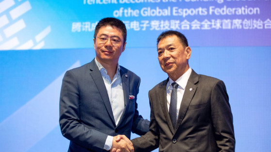 À gauche, Edward Cheng, Vice Président de Tencent, offre une poignée de main à Chris Chan, Président de la Global Esport Federation - Millenium