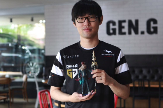 Ambition et sa figurine, le vétéran de Gen-G vient défendre son titre de champion du monde - League of Legends