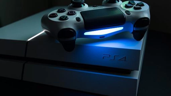 Ce joueur appelle à l'aide, car son frère a démonté sa PS4 en oubliant le plus important après l'avoir nettoyée...