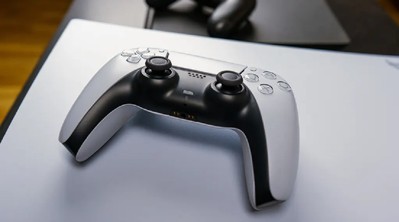 Il débourse 1 300 $ pour l'une des manettes PlayStation les plus rares au monde, mais tout ne se passe pas comme prévu...